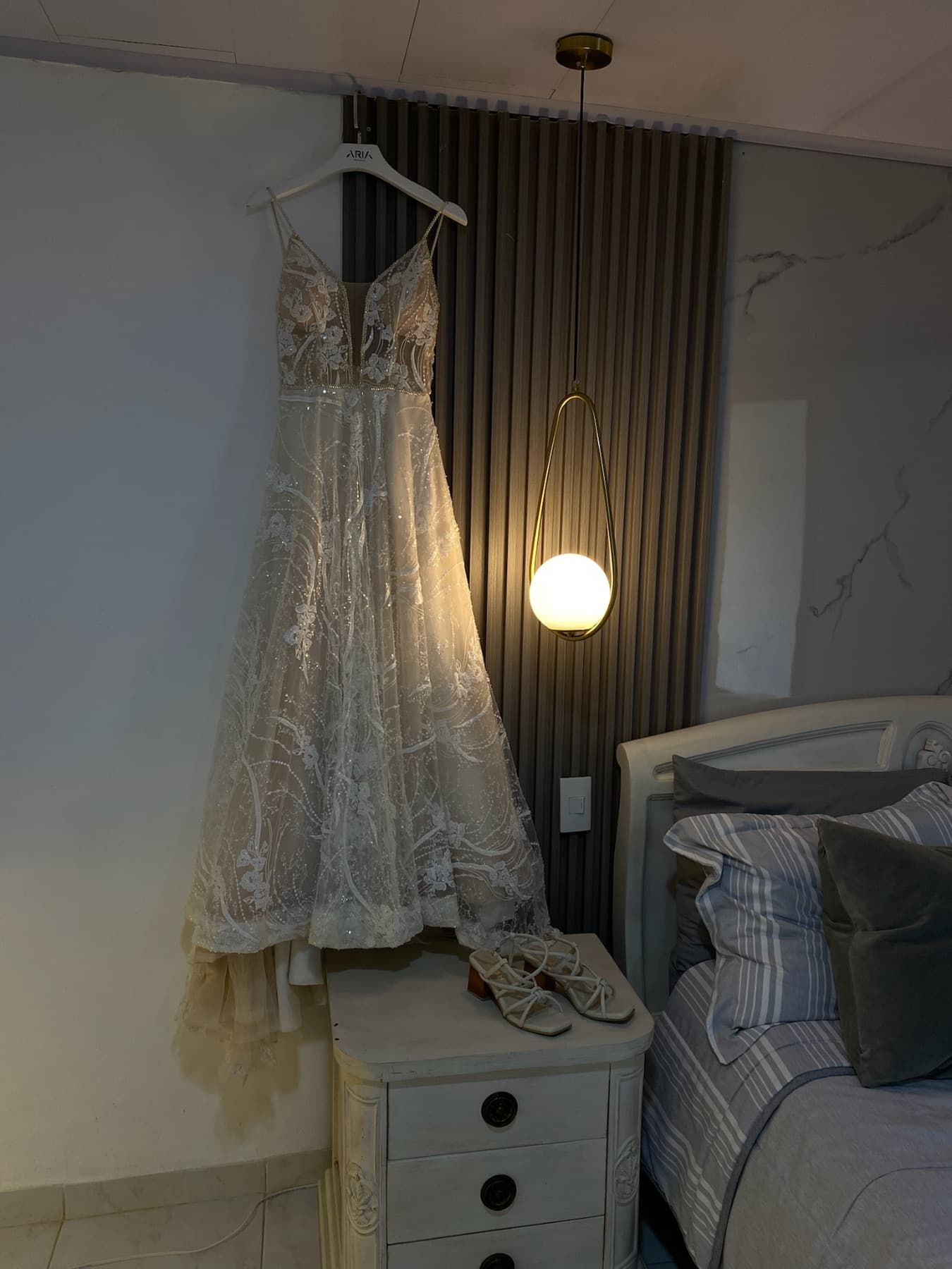 Vestido de novia blanco, imagen representativa de la prueba de maquillaje de novia antes de la boda.